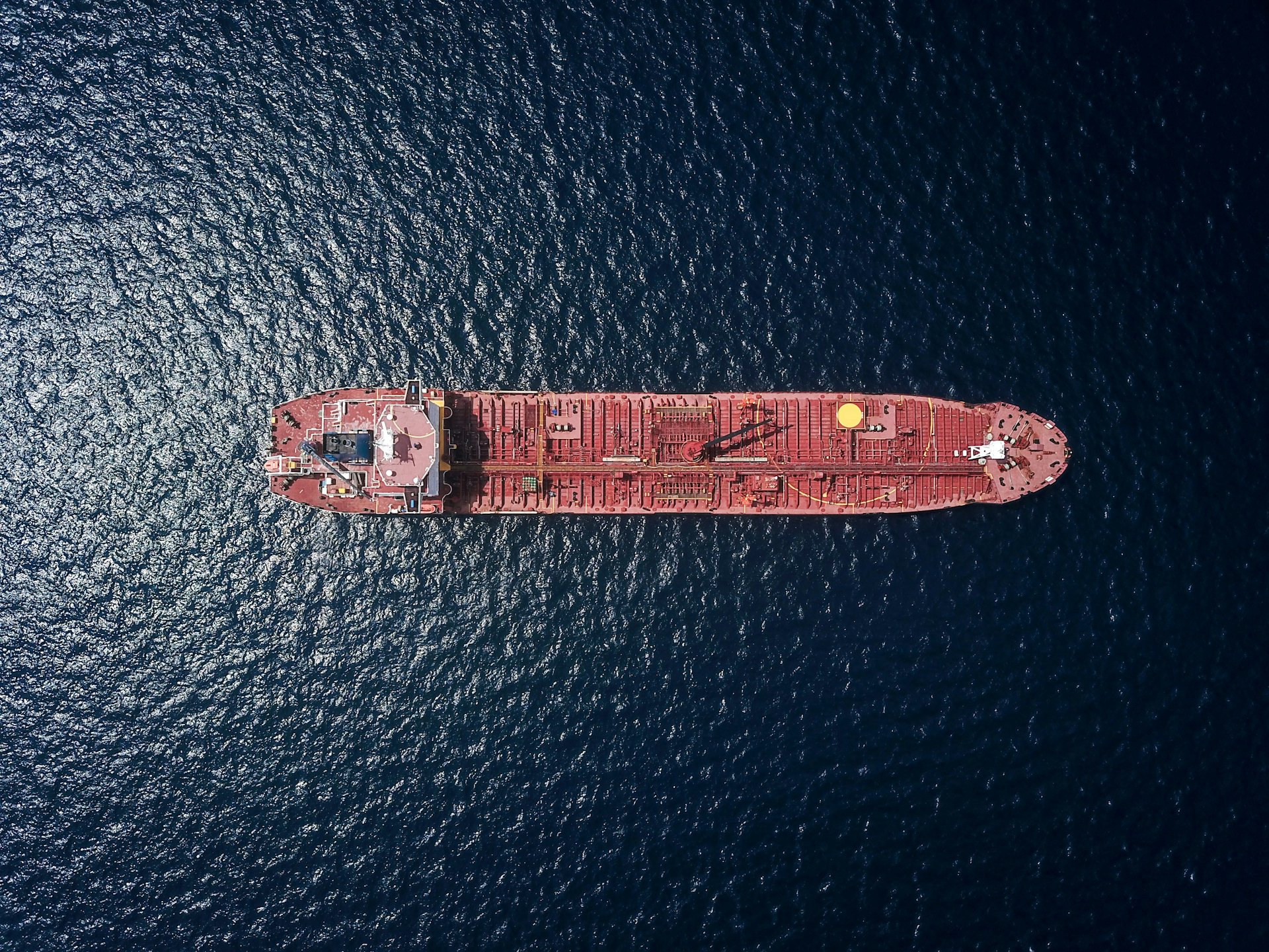 Vista aérea de um navio petroleiro navegando em mar aberto